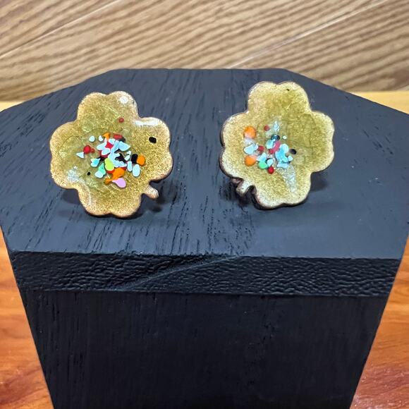 Vintage Handcrafted Earrings Clover Clip On Screw Gold Tone Speckled Center - Picture 2 of 8